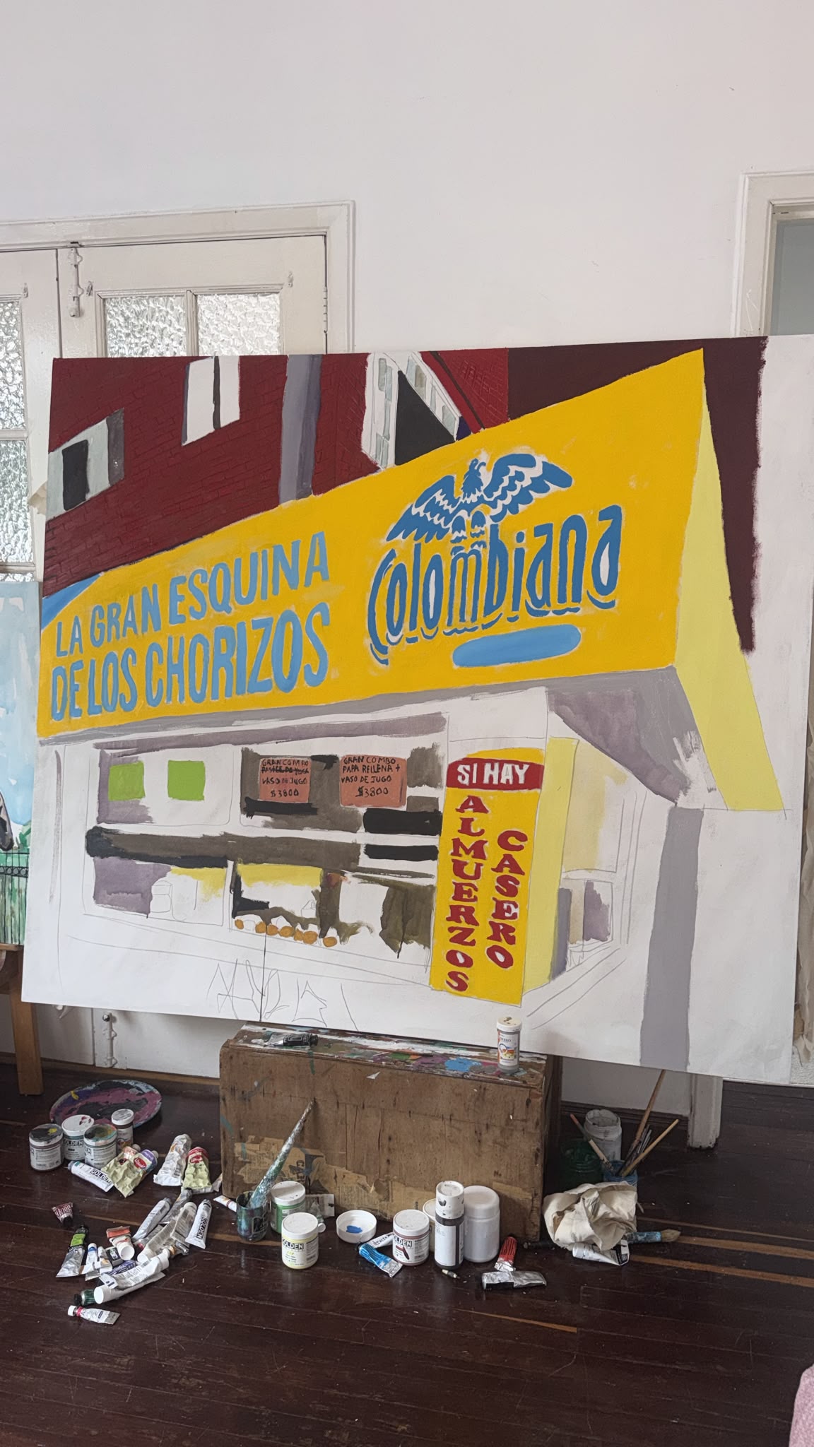 Ciento cincuenta líneas azules onduladas sobre papel crudo, formando un moiré.